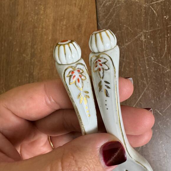 Vintage JAPAN White‎ Porcelain Spoon Gold Floral Accent Salt and pepper Shakers - Picture 6 of 9
